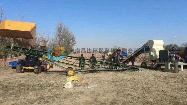 陝西大型移動（dòng）玉米芯客戶現場3.jpg